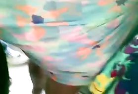 Две женщины-лесбиянки, которые вы можете смотреть на открытом воздухе