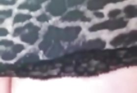 Немецкая девушка дает сексуальный минет перед птицами