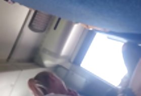 Блондинка сосет его член, а затем это ее очередь