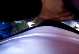 мастурбирует красным фаллоимитатором