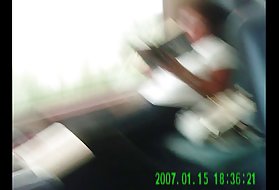 Блондинка шлюха трахает себя с фаллоимитатором, пока она анальный трахается