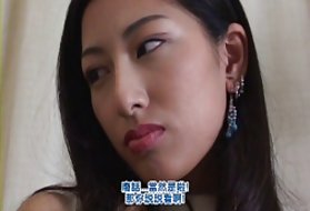 Блондинка мастурбирует в подтяжках ажурных