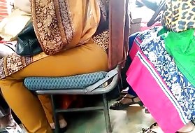 Молодая девушка со сладкими косичками, перебирая ее киску