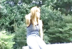 Два подростка выдувают петух парня на балконе