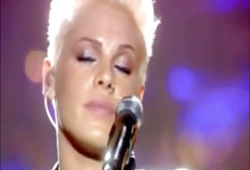 Блондинка-бомба трахает себя огромным фаллоимитатором