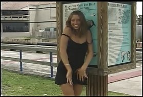 Отчаянная жена сосет за деньги петухи