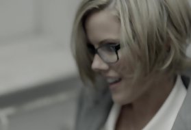 Волосатая подростковая киска, испорченная фаллоимитатором