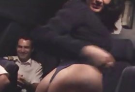 Блондинка переживает свой первый и полностью на нем