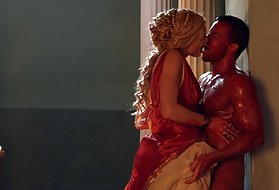 Зрелая женщина забирает его в офис очень тяжело на столе