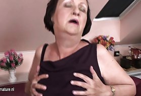 Черная нимфа едет на белом члене своего спящего друга