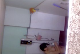 Милф с волосатой киской любит трахаться в ее киске