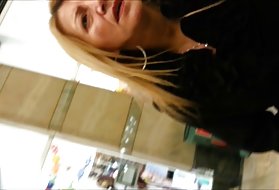 Влажная школьница позволяет петуху в ее влагалище