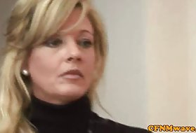 Тонкий подросток с холодным мудаком сзади