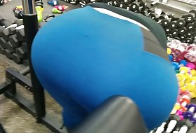 Милф с монстрами сиськи любит трахаться втроем.