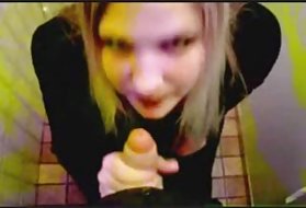 Молодая девушка дует петух и дергает его ногами