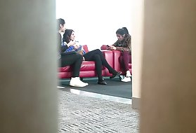 Молодая Латина трахает себя гигантским фаллоимитатором