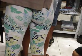 Любительский подросток мастурбирует для камеры на открытом воздухе