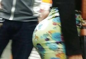 Милф с подвесными колышками едет молодой парень