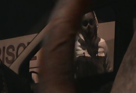 Блондинка проглатывает свой сок