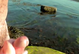 Публика мастурбирует блондинкой