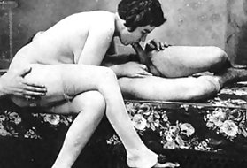 Блондинка с черными лобковыми волосами, в то время как