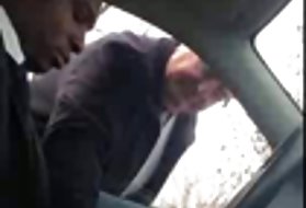 Блондинка трахает черный огромный член