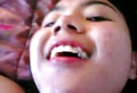 Брюнетка девица трахает ее влагалище с фаллоимитатором