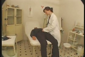 Довольно молодая женщина получает сперму на ее сиськах