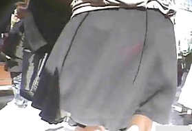 Брюнетка размахивает ногами, когда размахивает