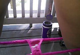 Пурпурная сука втирает киску в задницу