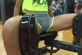 У трех одетых женщин есть горячий член