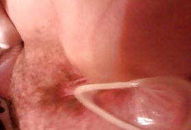 Она испытывает свой первый оргазм протеста через женский язык