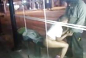 Молодой младенец ждет на дороге для секса