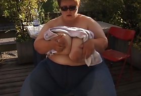 Брюнетка удовлетворяет фаллоимитатор мясистого монстра