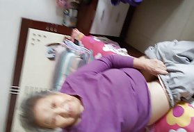 Горячая латина трахает оба отверстия с фаллоимитаторами