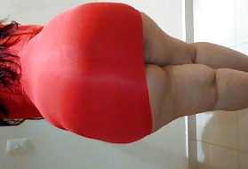 Просмотр брюнетки в раздевалке