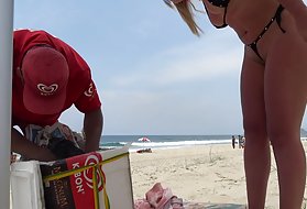 Две молодые девушки лесбиянки в ванной