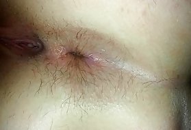 протягивает открытую розетку для траха