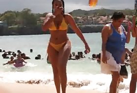 Черная женщина с гладкой киской