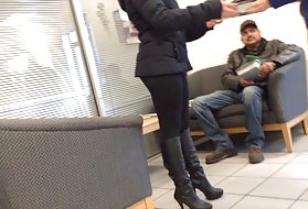 Отверстия Сандры Ромен вытаскивают два петуха под ее заклинанием