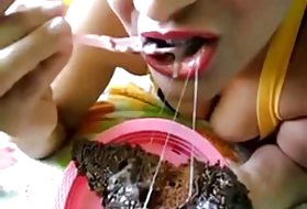 Рыжий Милф мастурбирует его на открытом воздухе