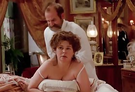 Парень смотрит и помогает двум цыплятам мастурбировать