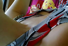 Латина стонет на собачьих упряжках на диване