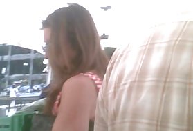 Азиатскую девушку трахают некоторые парни в подвале горла