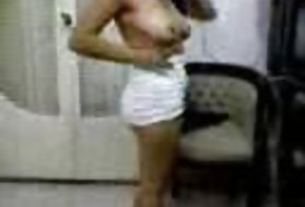 Молодая латина может лизать, а потом трахаться в попку