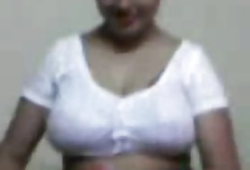 Толстый мамаша трахает фаллоимитатор и вибратор