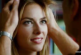 Чтобы трахаться, он берет молодую суку только в своем отеле