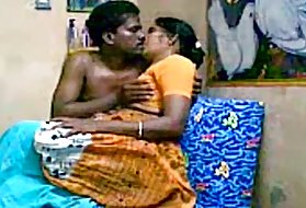 Брюнетка девочка удары и трахается на открытом воздухе