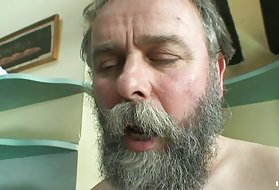 Нейлоновая шлюха мастурбирует в колготках только для тебя