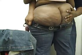 Подруги бюста делят петух